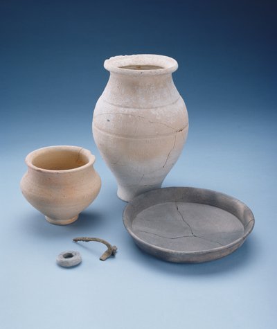 Becher, Platte, Topf, Brosche und Perle: Grabbeigaben aus dem Grab einer Frau in Watlington, Oxfordshire, späte Eisenzeit von Iron Age